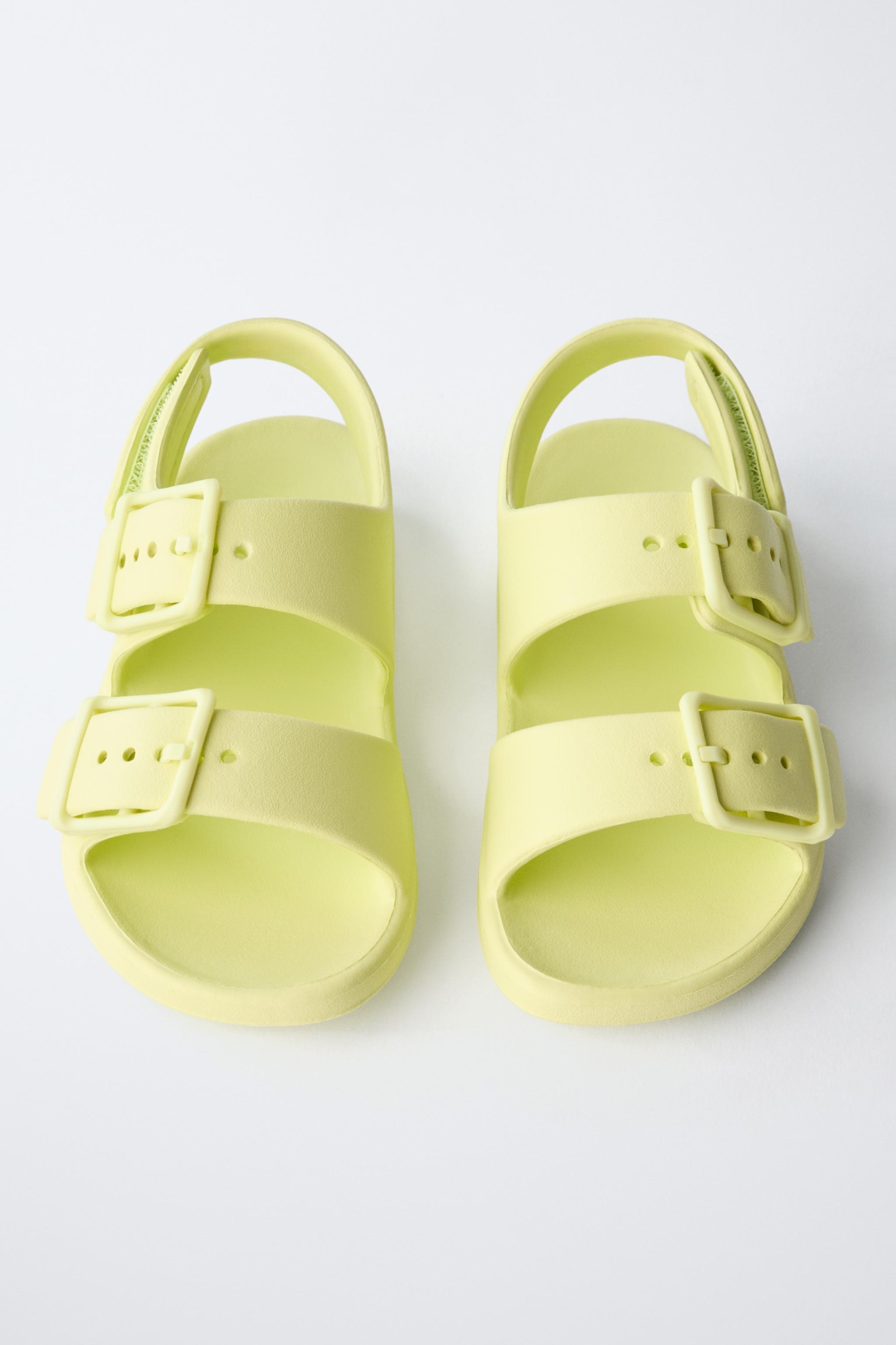 RUBBERIZED BUCKLED SANDALS